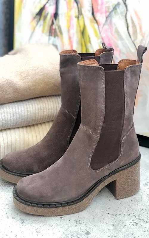 Bueno Hart, espresso suede