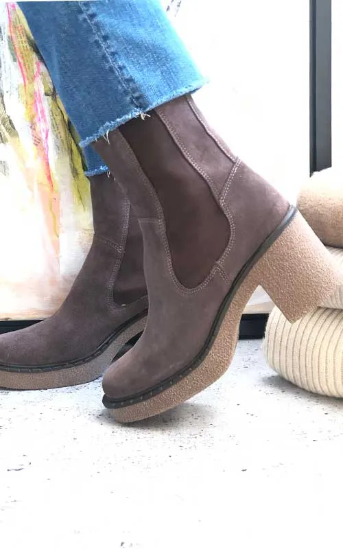 Bueno Hart, espresso suede