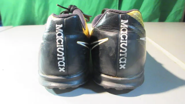 Used Nike Unisex Jr. Magistax Ola Ii Ic - Youth 4.5 Indoor Soccer Shoes